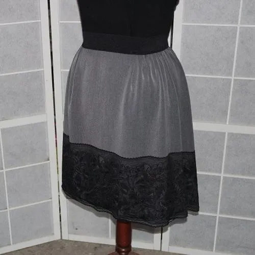 Jupe grise taille élastique avec dentelle noire