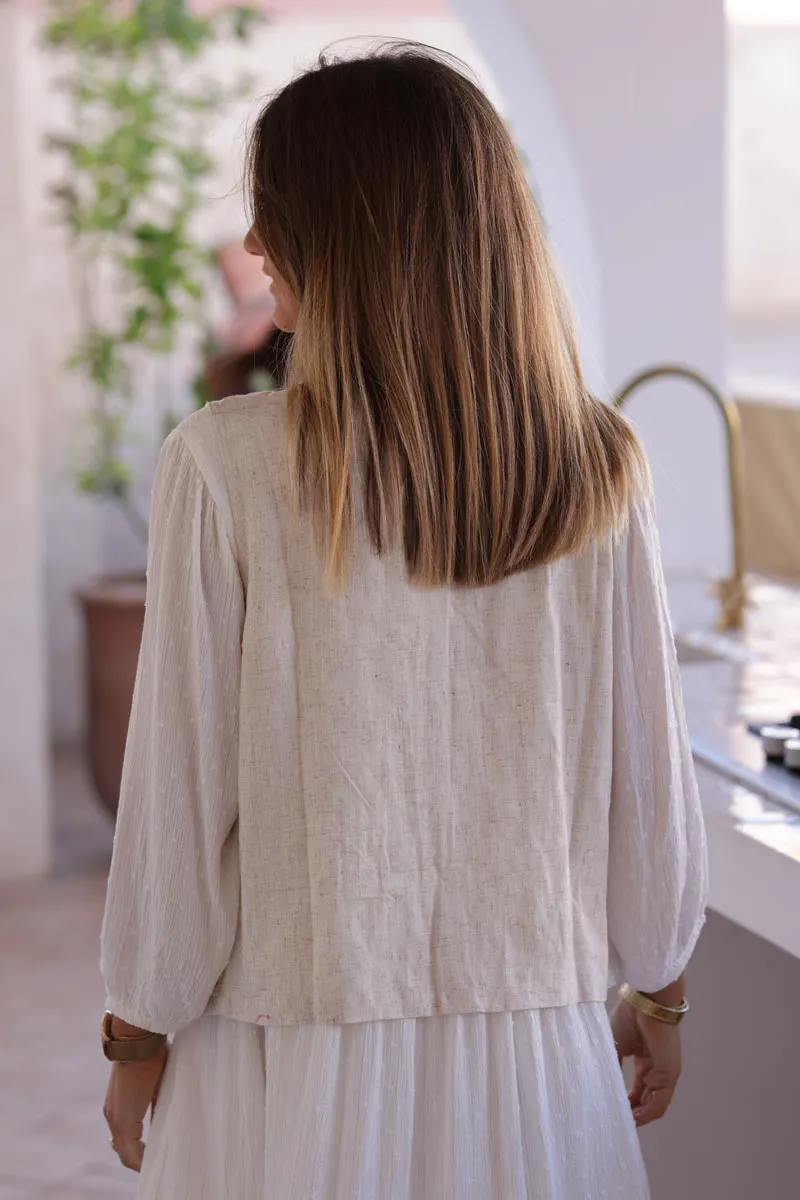 Petit gilet beige sans manches mi lin mi coton broderie corde fleurs