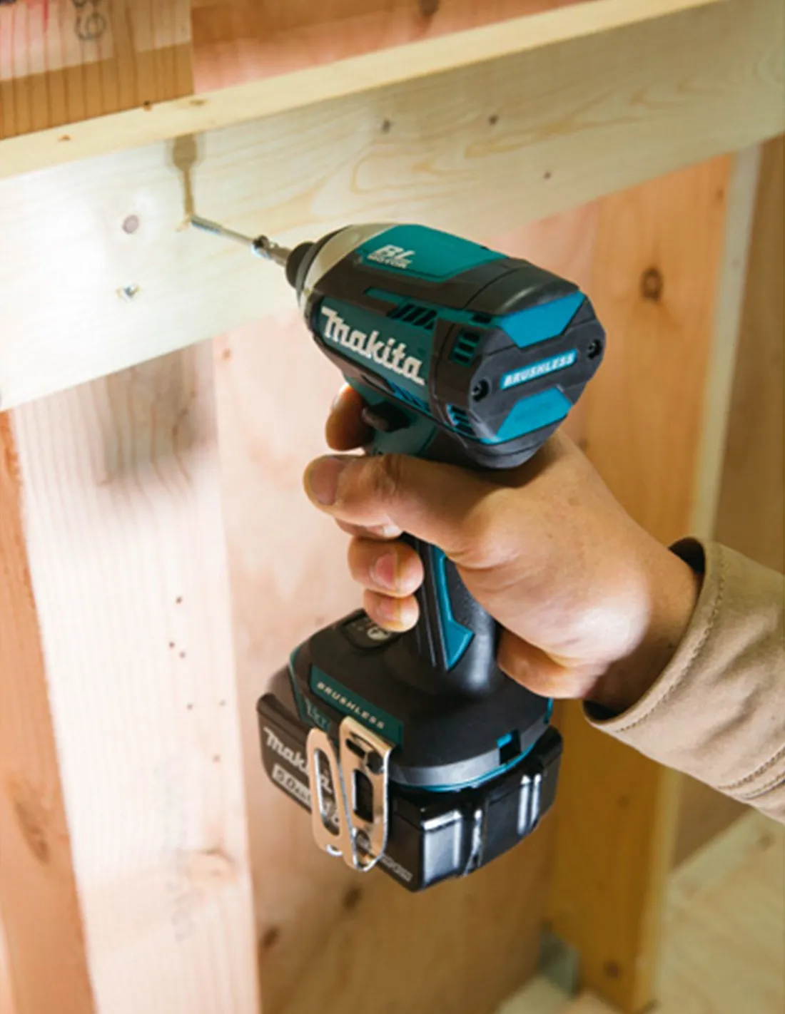 Visseuse à Chocs MAKITA DTD154RTJ (2 x 5,0 Ah + DC18RC + MAKPAC 2)